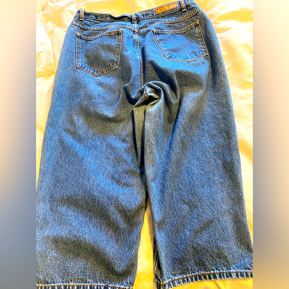 DENIM CAPRI JEANS
BILL BLASS - Picture 3 of 5